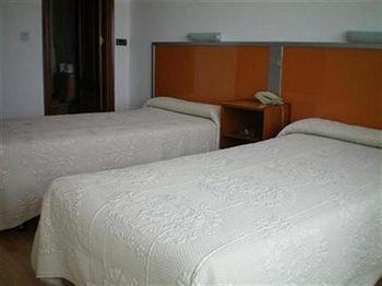 Hostal Liste Station Ла-Корунья Экстерьер фото